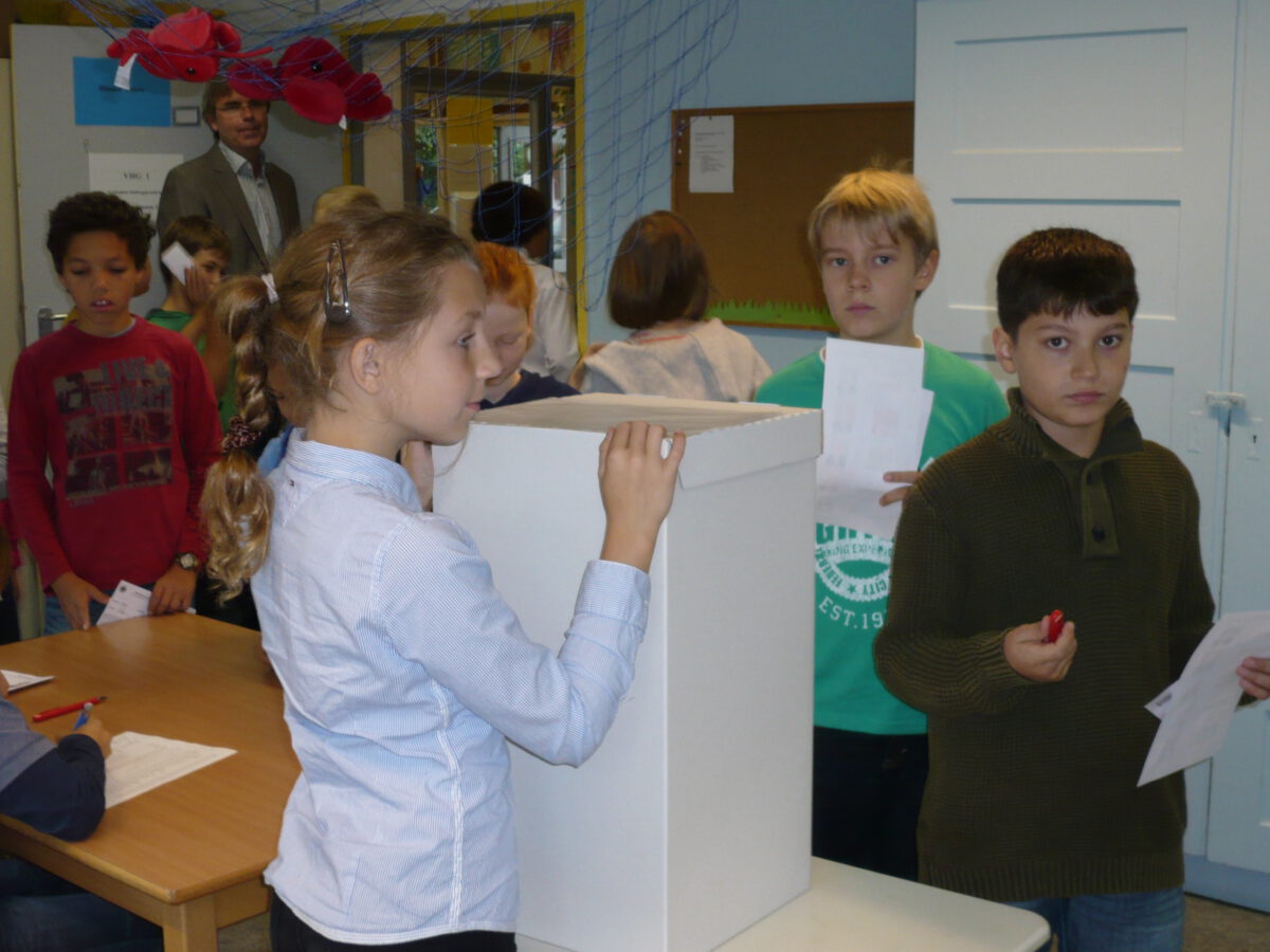 Grundschulkinder bei einer Wahl im Klassenraum