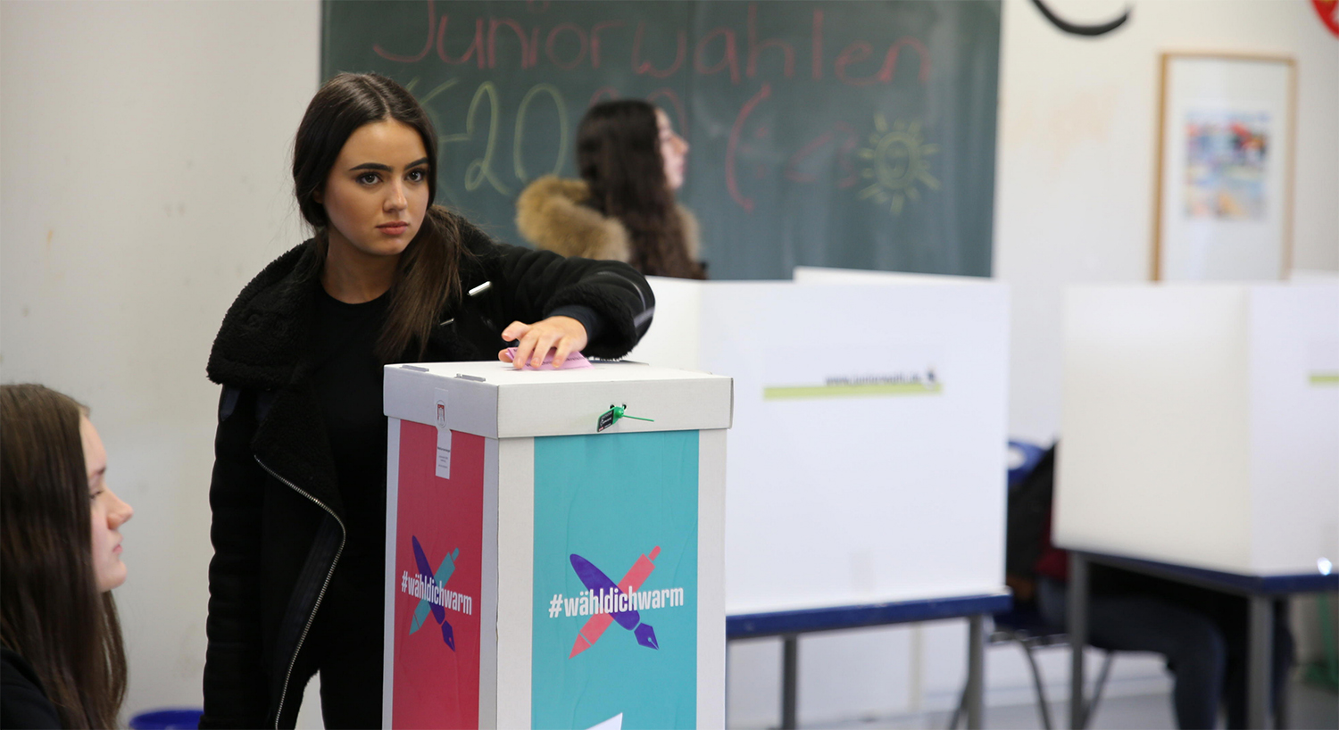 Schülerin bei der Stimmabgabe an der Wahlurne