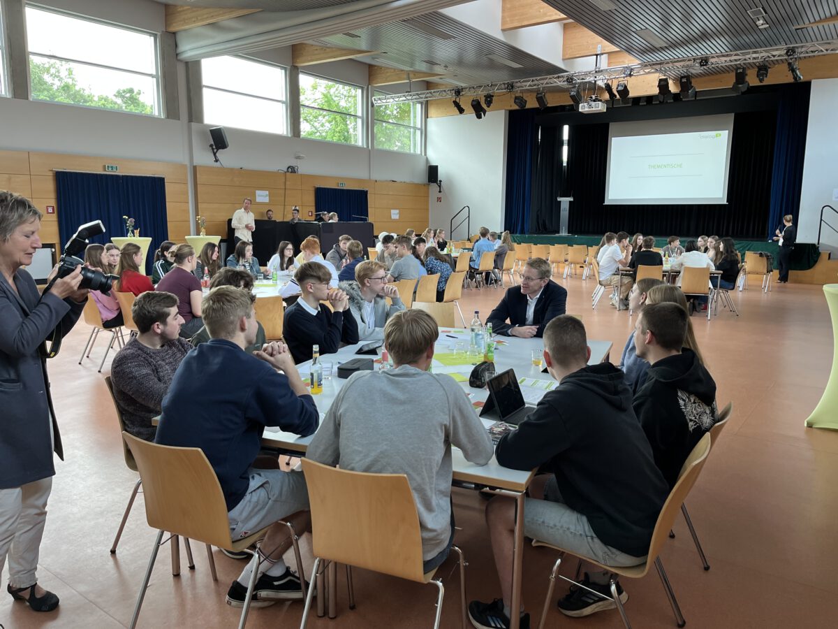 Dialogrunde zwischen Jugendlichen und Abgeordneten bei dialogP