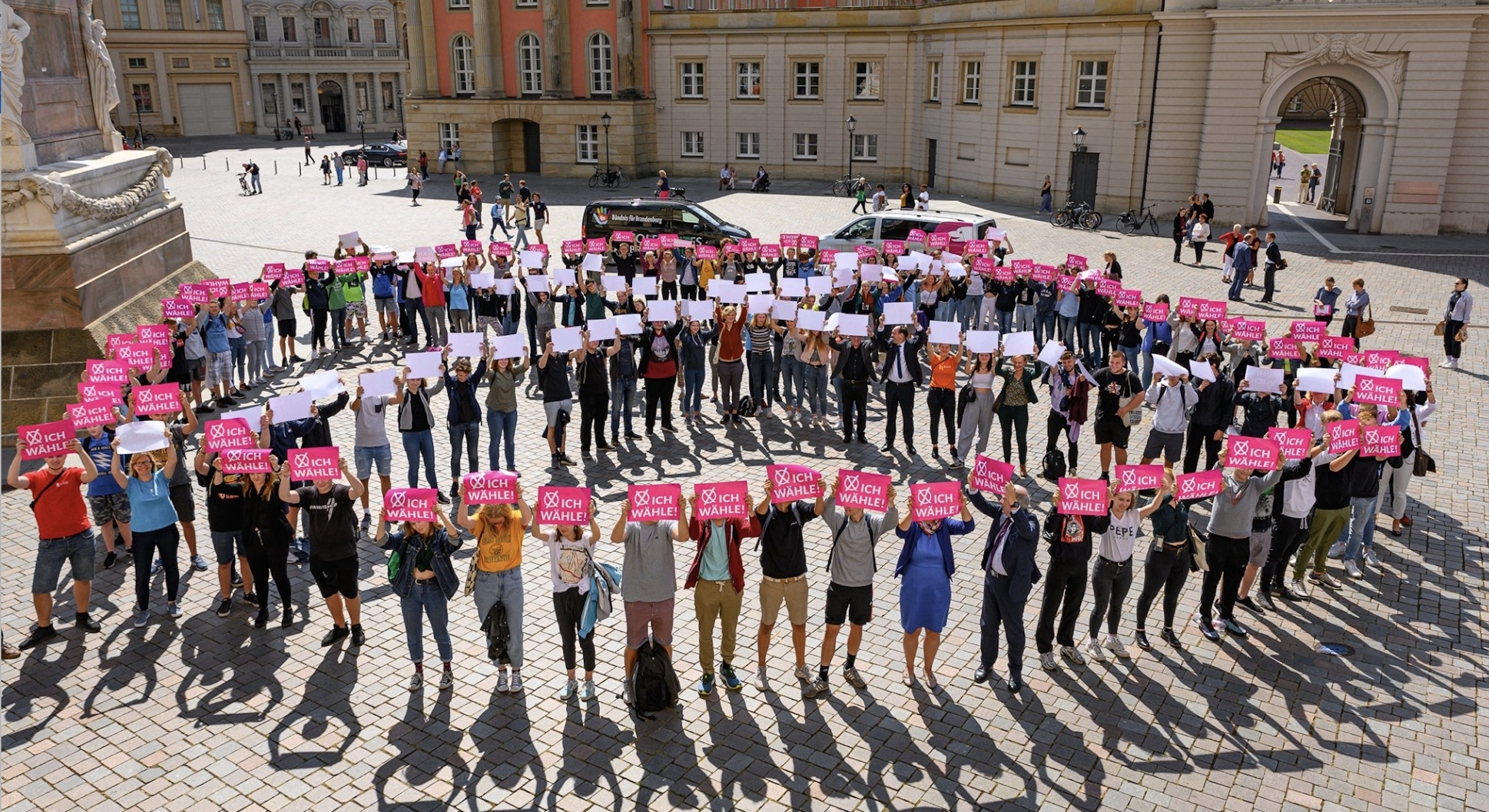 B-Team-Tour durch Brandenburg gestartet: Wählen gehen!
